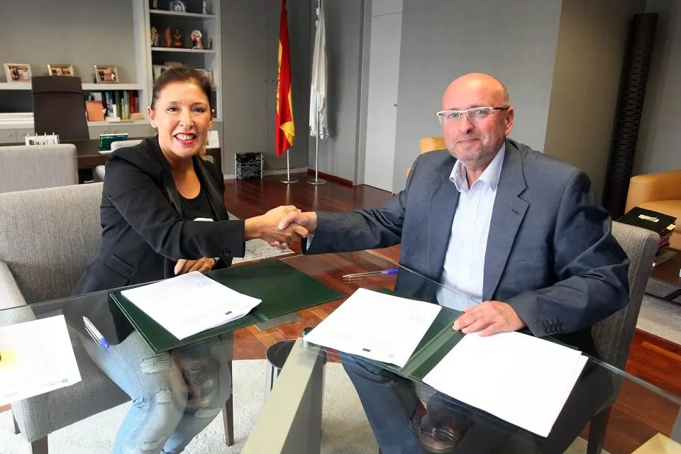 Beatriz Mato, e o alcalde de Rianxo, Adolfo Mu&iacute;&ntilde;os, asinar&aacute;n un convenio de colaboraci&oacute;n en materia de saneamento.