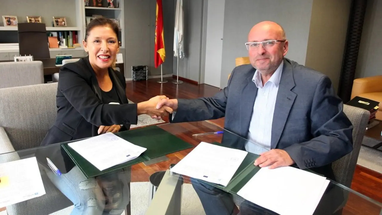 Beatriz Mato, e o alcalde de Rianxo, Adolfo Mu&iacute;&ntilde;os, asinar&aacute;n un convenio de colaboraci&oacute;n en materia de saneamento.