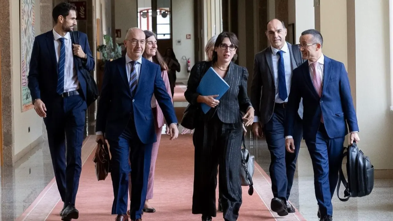 La conselleira Mar&iacute;a Jes&uacute;s Lorenzana y su equipo